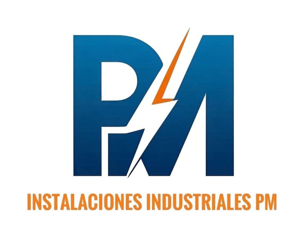 Logotipo de «Instalaciones Industriales PM» que muestra las letras «PM» en azul de gran tamaño con un rayo naranja integrado, y el nombre de la empresa escrito debajo en letra naranja.